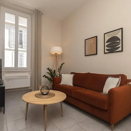 Splendide Et Idealement Situe Proche Du Palais. *